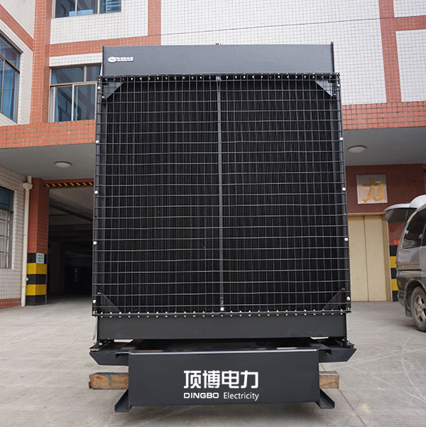 為保證散熱效果，發(fā)電機廠家建議您定期清除散熱器外部污物及水箱內(nèi)部污垢