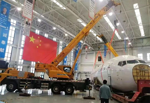 上柴動(dòng)力9DF發(fā)動(dòng)機(jī)與徐工25噸起重機(jī)完美搭檔吊起“大飛機(jī)”