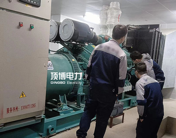 注意！當(dāng)柴油發(fā)電機(jī)傳動(dòng)皮帶被潤滑油、燃油或其它有害液體沾染時(shí)必須更換！